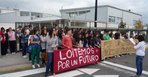 Unha pasada protesta contra os recortes en Educaciu00f3n no IES Melide nunha foto publicada na súa web