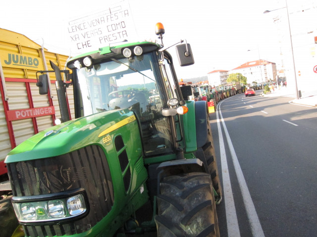 Arquivo - Tractores bloquen  a rúa do Hórreo en Santiago