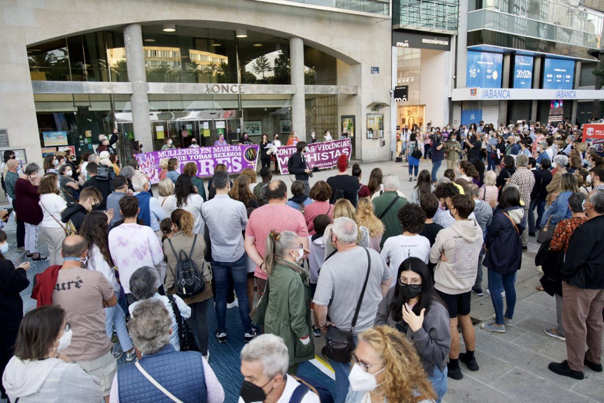 Concentraciu00f3n feminista contra a violencia machista na Coruu00f1a en unha foto da Marea Atlu00e1ntica