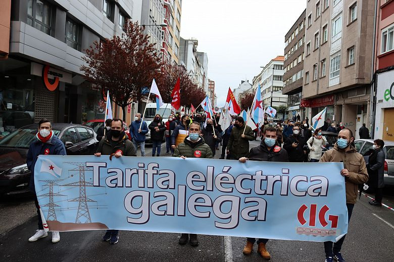 Unha pasada protesta en Ferrol reclamando unha tarifa elu00e9ctrica propia nunha foto da CIG