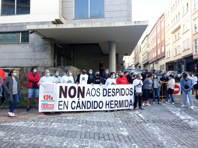 Concentración ante un xulgado de Ferrol para apoiar aos traballadores despedidos do Grupo Cándido Hermida.