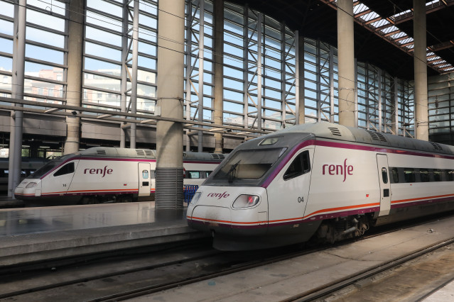 Arquivo - Trens AVE estacionados nunha plataforma na estación Madrid-Porta de Atocha durante o venres previo á primeira fin de semana tras o estado de alarma, en Madrid (España), ao 26 de xuño de 2020.
