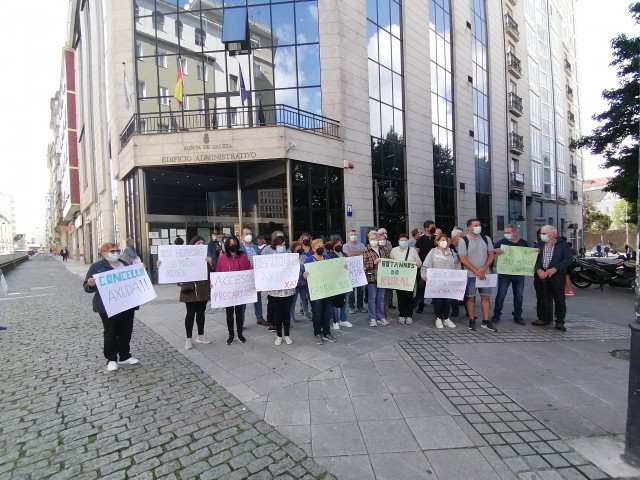 Veciños das Somozas (A Coruña) protestan diante da Xunta para reclamar a “paralización inmediata” da canteira de Viñas.