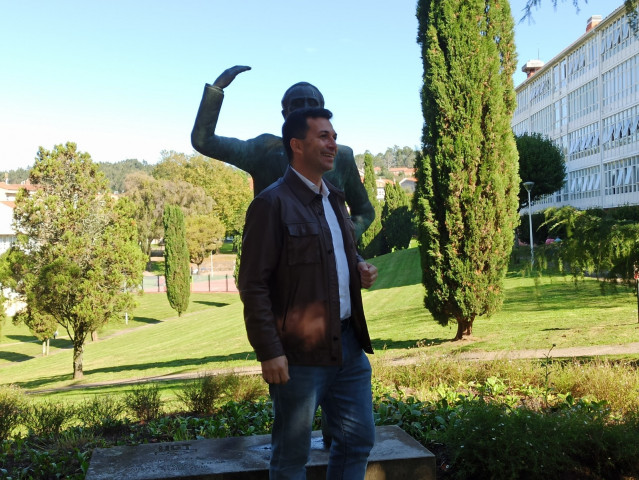 O secretario xeral do PSdeG, Gonzalo Caballero, ante a estatua do histórico dirixente socialista Pablo Iglesias en Santiago de Compostela