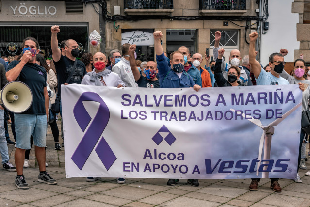 Traballadores de Alcoa, co seu Comité de Empresa á cabeza, acoden a unha concentración de apoio aos traballadores da fábrica de Vestas de Viveiro (Lugo) polo peche inminente da planta, na praza do Concello de Viveiro.