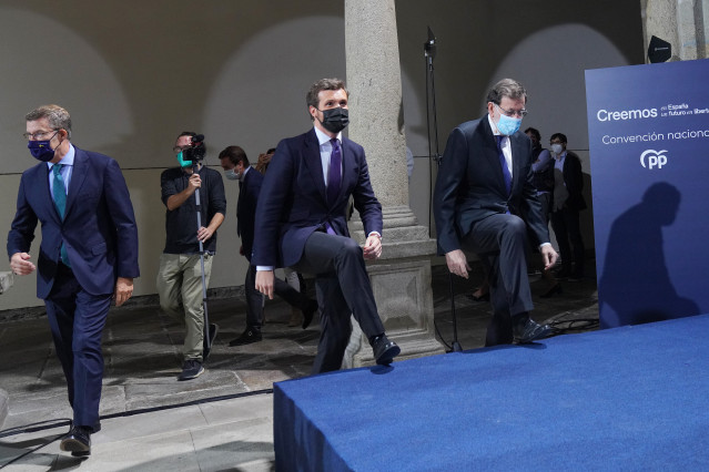 (I-D) O presidente da Xunta, Alberto Núñez Feijóo; o líder do PP, Pablo Casado; e o expresidente Rajoy, á súa chegada á Convención Nacional do PP celebrada en Santiago de Compostela.