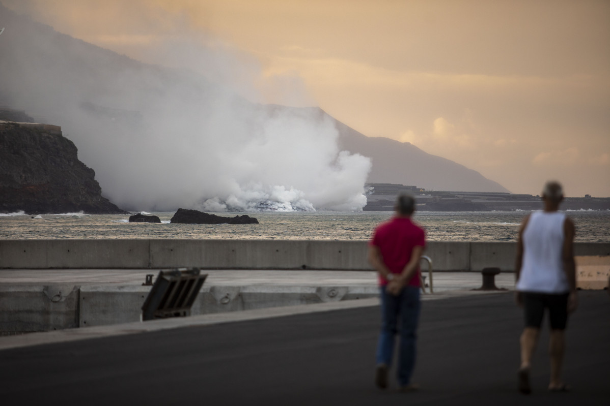 EuropaPress 3969682 dúas persoas observan columna fume lava volcan cume vello chegada oceano