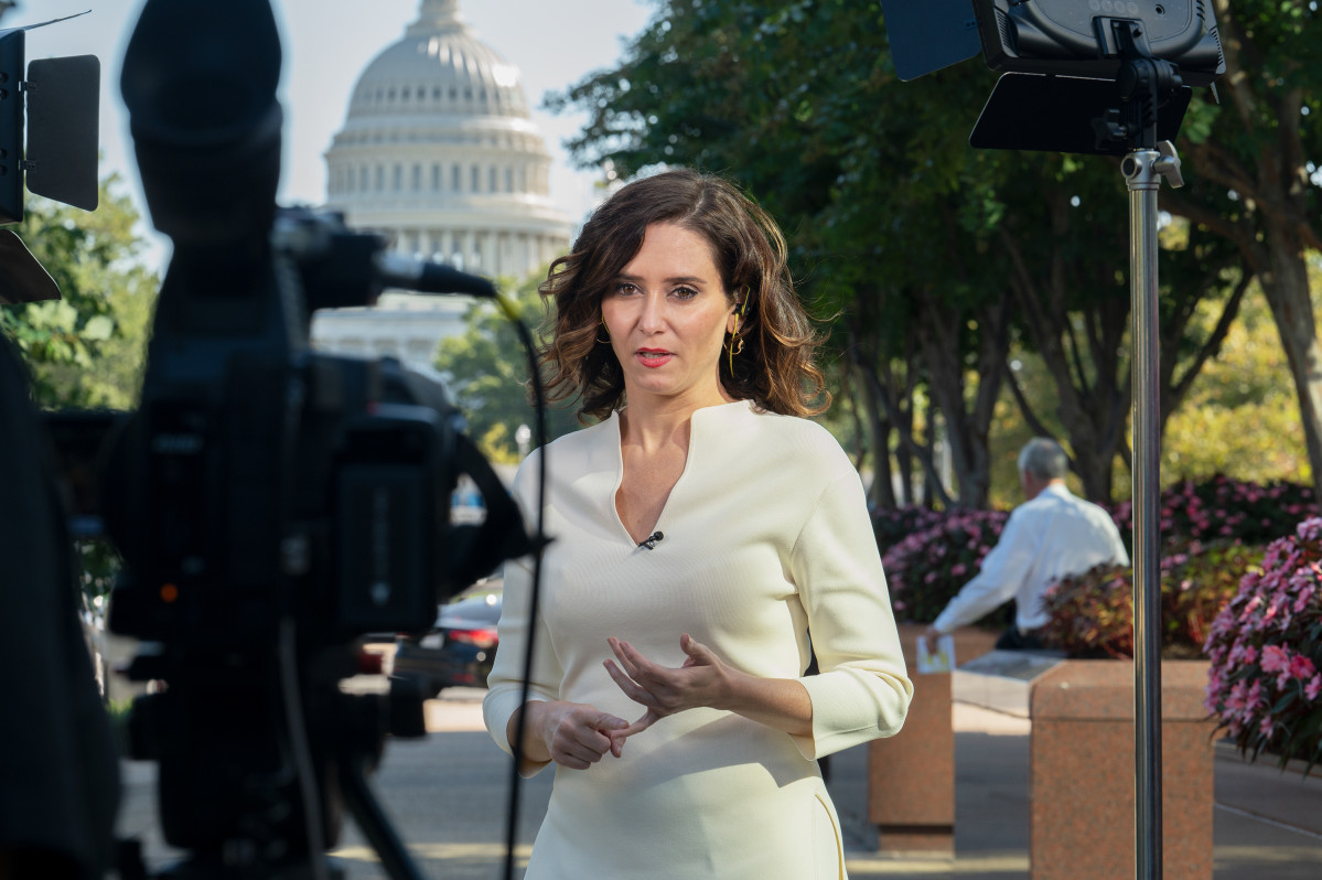 A presidenta da Comunidad de Madrid, Isabel Díaz Ayuso,  ofrece unha entrevista á cadea Telecinco nas inmediacións do edificio do Capitolio, sede do Congreso dos Estados Unidos, ao 29 de Setembro de 2021 en Washington (EEUU).