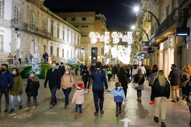 Arquivo - Transeúntes pasean baixo as luces do Nadal, levando máscara, algún con gorro do Nadal, en Vigo, Galicia (España), ao 25 de decembro de 2020.