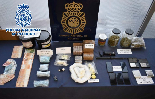 Efectos intervidos pola Policía Nacional nun operativo con oito detidos por tráfico de drogas na Coruña.