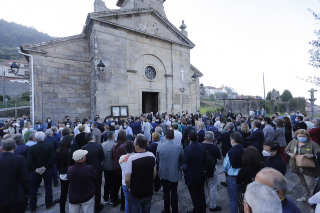 Numerosas persoas, entre elas os membros do Goberno galego encabezados polo presidente Alberto Núñez Feijóo, asisten en Bueu (Pontevedra) ao funeral do conselleiro de Facenda, Valeriano Martínez,