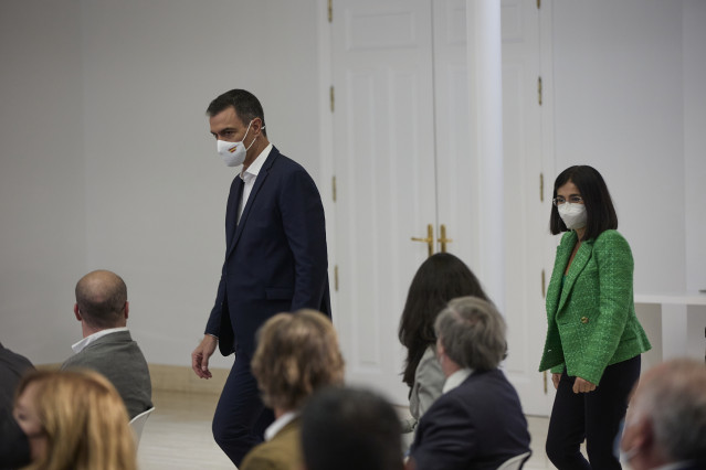 A ministra de Sanidade, Carolina Darias (d) e o presidente do Goberno, Pedro Sánchez (i), chegan ao acto institucional ‘Saúde Mental e COVID-19’, no Palacio da Moncloa, ao 9 de outubro de 2021, en Madrid (España). O Palacio da Moncloa acolle é