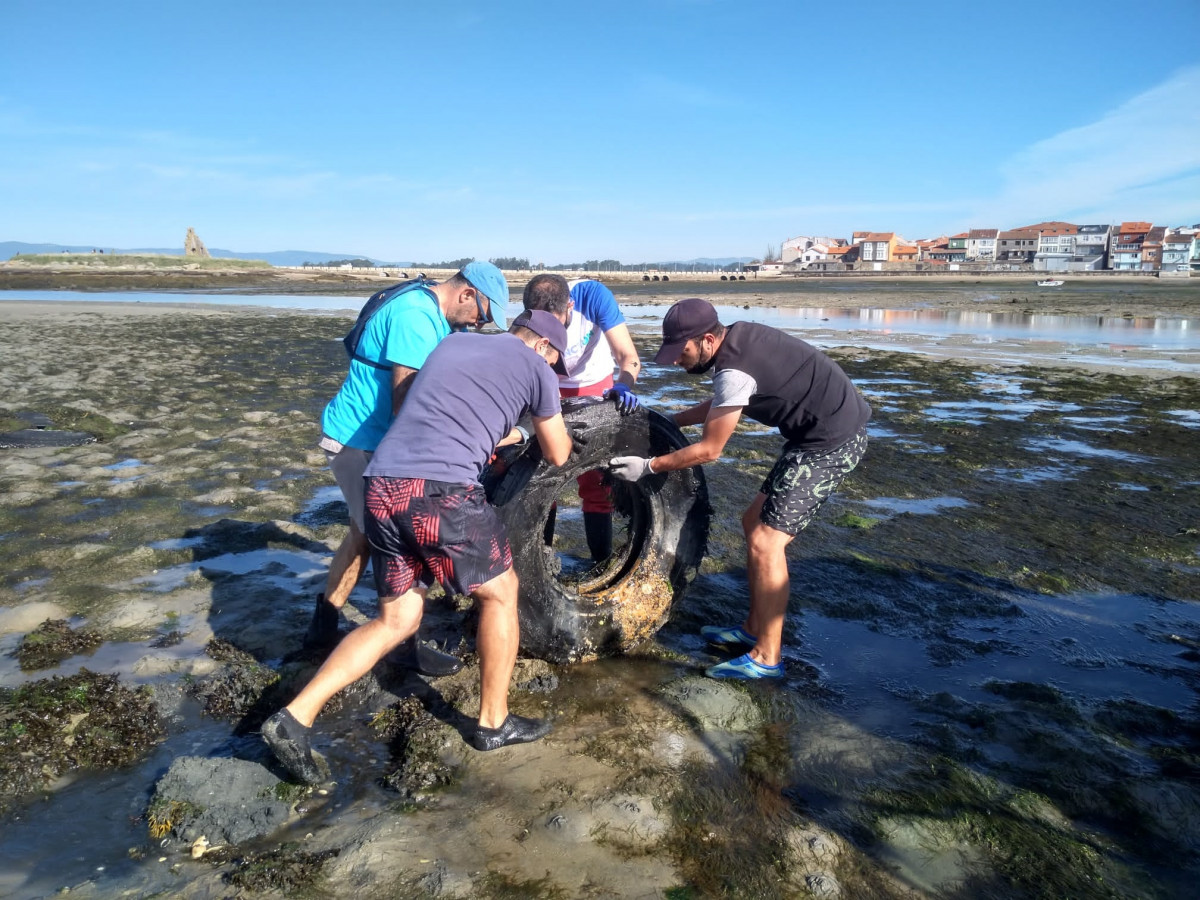 Mariscadoras y voluntariado de Afundación retinan más de una tonelada de residuos en los fondos marisqueros de Cambados (Pontevedra)