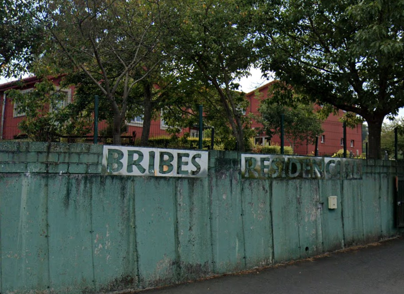 Cartel da residencia Bibres Residencial nunha foto de Google Street View