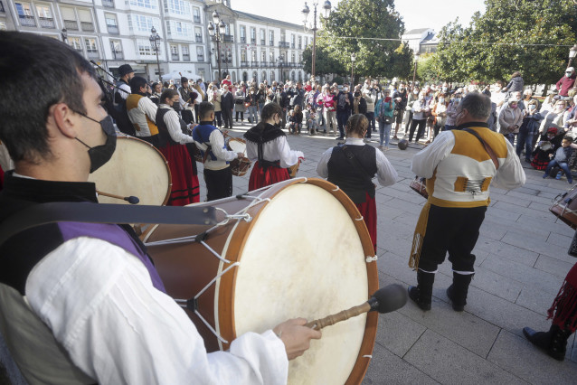 Un grupo de baile tradicional actúa fronte ao Concello de Lugo, no Domingo dás Mozas, un dos días grandes das Festas de San Froilán