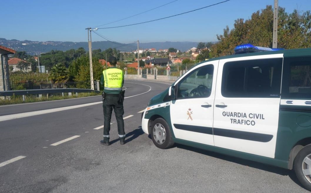 Control da Garda Civil de Tráfico na provincia de Ourense.