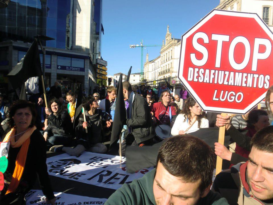 Unha pasada acciu00f3n de protesta da Plataforma Stop Deshaucios de Lugo nunha foto da súa Facebook