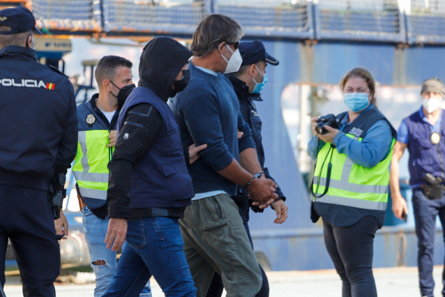 Varios policías acompañan a un dos detidos do veleiro interceptado en augas do Atlántico norte cargado de cocaína con destino a España, ao 15 de outubro de 2021, en Vigo, Pontevedra, Galicia, (España)