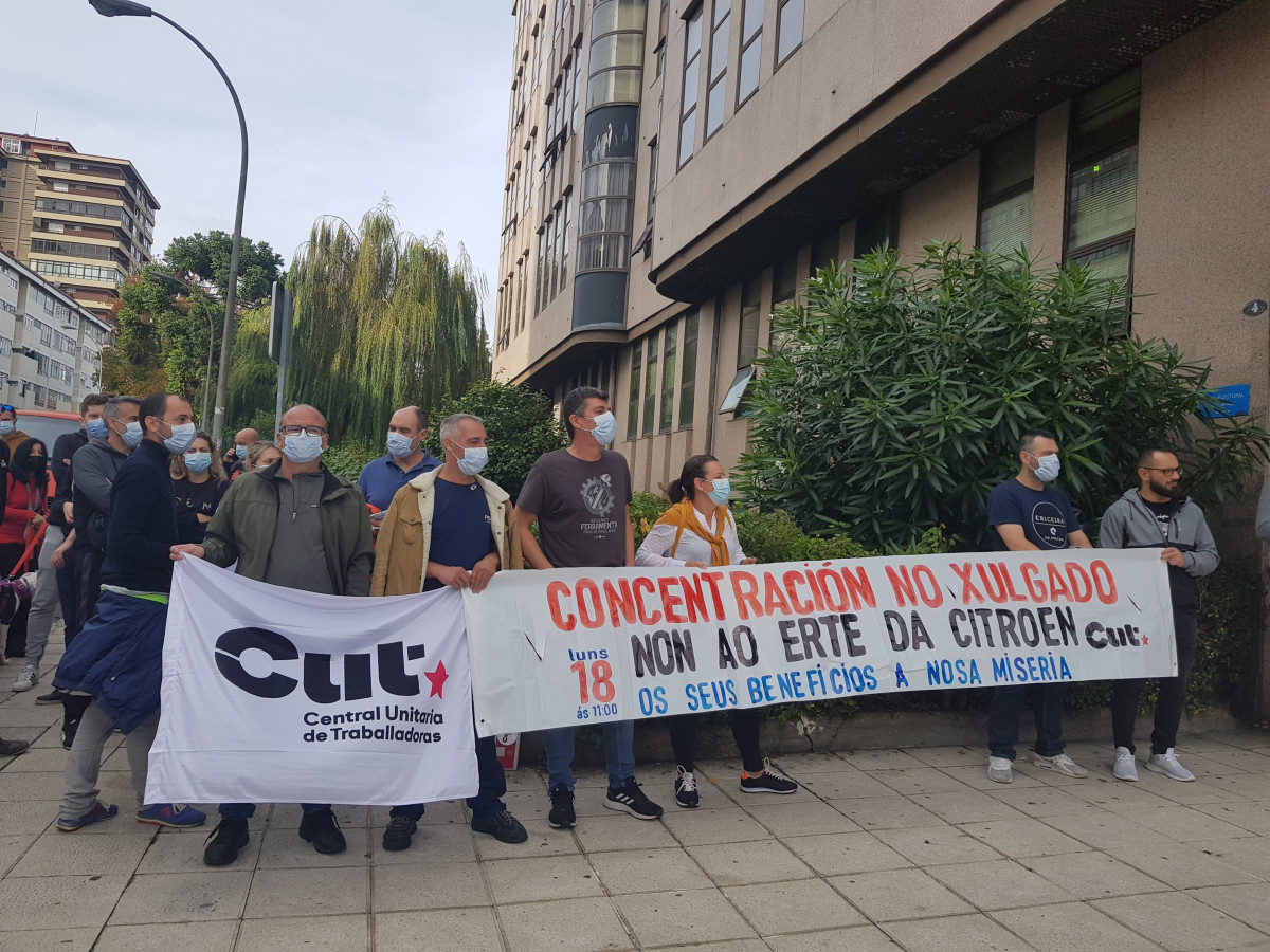 Traballadores da planta de Stellantis en Vigo concéntranse ante os xulgados