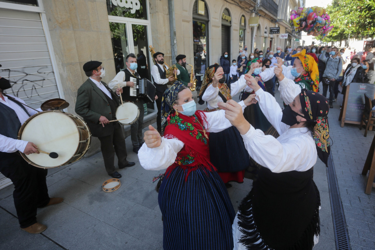 Un grupo de baile tradicional actua na Rua Raina, no Domingo dás Mozas, un dos días grandes das Festas de San Froilán, ao 10 de outubro de 2021, en Lugo, Galicia (España). Este 10 de ou