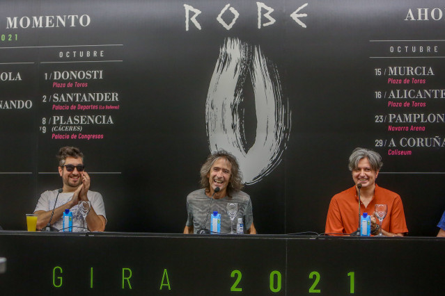 Arquivo - O cantante de Extremoduro, Roube Iniesta (c) xunto dous membros da súa banda, durante unha rolda de prensa no Círculo de Belas Artes, ao 11 de agosto de 2021, en Madrid, (España). Durante a rolda de prensa, o guitarrista, cantante e composito