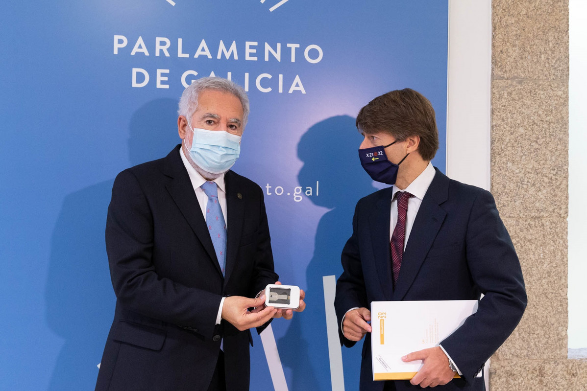 O conselleiro de Facenda e Administración Pública, Miguel Corgos, entrega ao presidente do Parlamento de Galicia, Miguel Ángel Santalices, o Proxecto de Orzamentos de Galicia para 2022