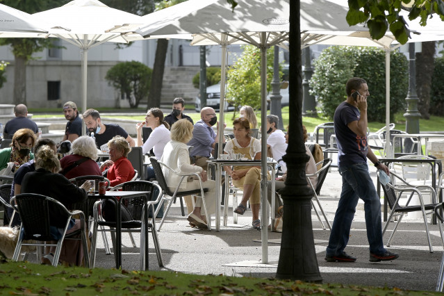 Arquivo - Varias persoas na terraza dun bar, ao 18 de setembro de 2021, na Coruña, Galicia (España).