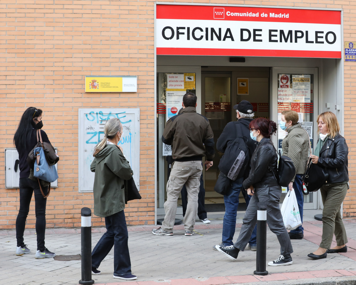 Varias persoas na porta dunha Oficina do Servizo Público de Emprego Estatal (SEPE)