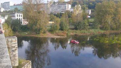 Coche no Río Miño nunha imaxe de Social Drive