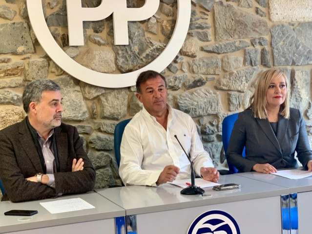 Arquivo - O portavoz do Grupo Municipal do Partido Popular, Alfonso Marnotes, e os senadores Javier Guerra e Elena Muñoz durante unha rolda de prensa.