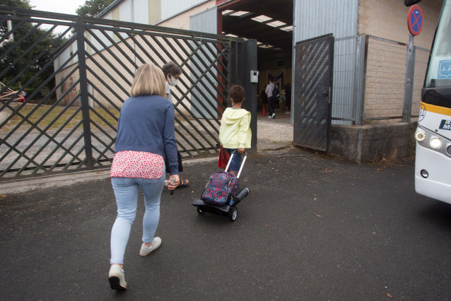 Arquivo - Unha nai acompaña ao seu fillo ás portas dun colexio en Galicia.