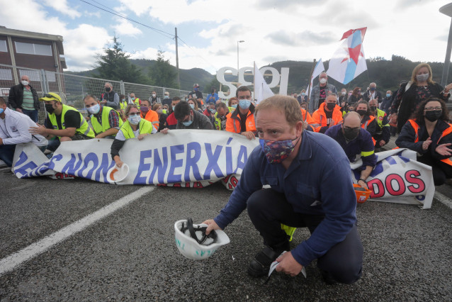O presidente do Comité de Empresa de Alcoa, José Antonio Zan, durante unha manifestación polo futuro industrial da Mariña, ao 17 de outubro de 2021, en Viveiro, Lugo (Galicia). Viveiro acolle este domingo unha manifestación convocada polos sindicatos