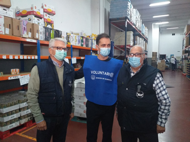 Pedro Alonso (centro), padriño da Gran Recollida 2021 do Banco de Alimentos de Vigo, xunto ao presidente e ao vicepresidente da ONG, Iván Martínez (esquerda) e Polo Quinteiro (dereita)