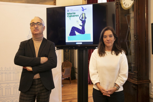 A alcaldesa da Coruña, Inés Rey, e o coordinador da programación Xosé Aldea, na presentación dos actos do Ano Internacional María Casares