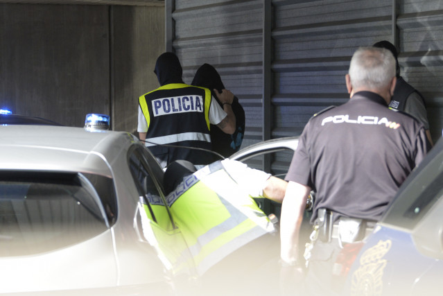 Arquivo - Un axente leva arrestado a un dos acusados para declarar como presunto autor da malleira que causou a morte a Samuel Luiz na Coruña o pasado 3 de xullo.