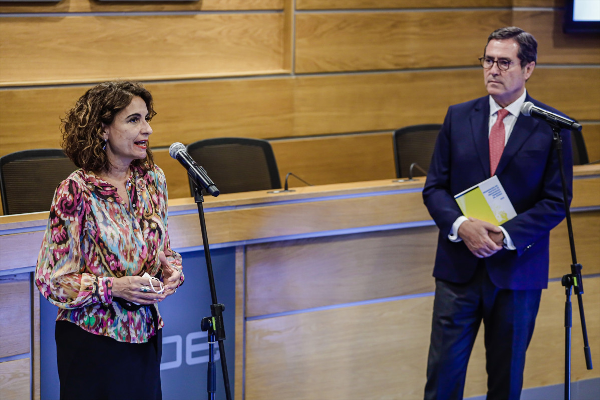 A ministra de Facenda, María Jesús Montero e o presidente da CEOE, Antonio Garamendi, presentan os Orzamentos Xerais do Estado (PGE) para 2022, na sede da patronal, ao 19 de outubro de 2021, en Madrid, (España).