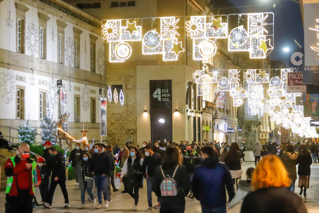 Arquivo - Transeúntes pasean baixo as luces do Nadal, en Vigo, Galicia (España), ao 25 de decembro de 2020.