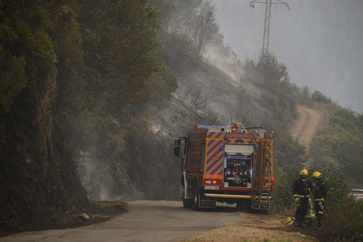 Arquivo - Un camión de bombeiros trata de sufocar os Incendios dun lume no municipio de Quiroga (Margaride), na provincia de Lugo ao 6 de setembro de 2021, en Galicia (España). Este novo 
