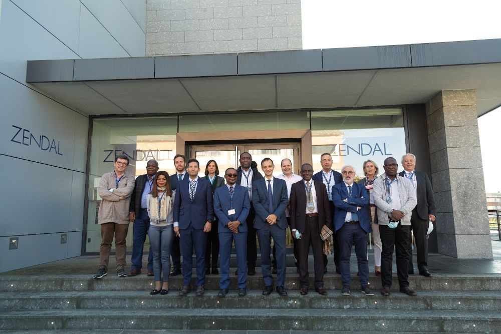 Una delegación del Ministerio de Sanidad de Guinea ecuatorial encabezada por el viceministro, Mitoha Ondo'o Ayekaba, y miembros del Instituto de Salud Carlos III (ISCIII) visitan las instalaciones d