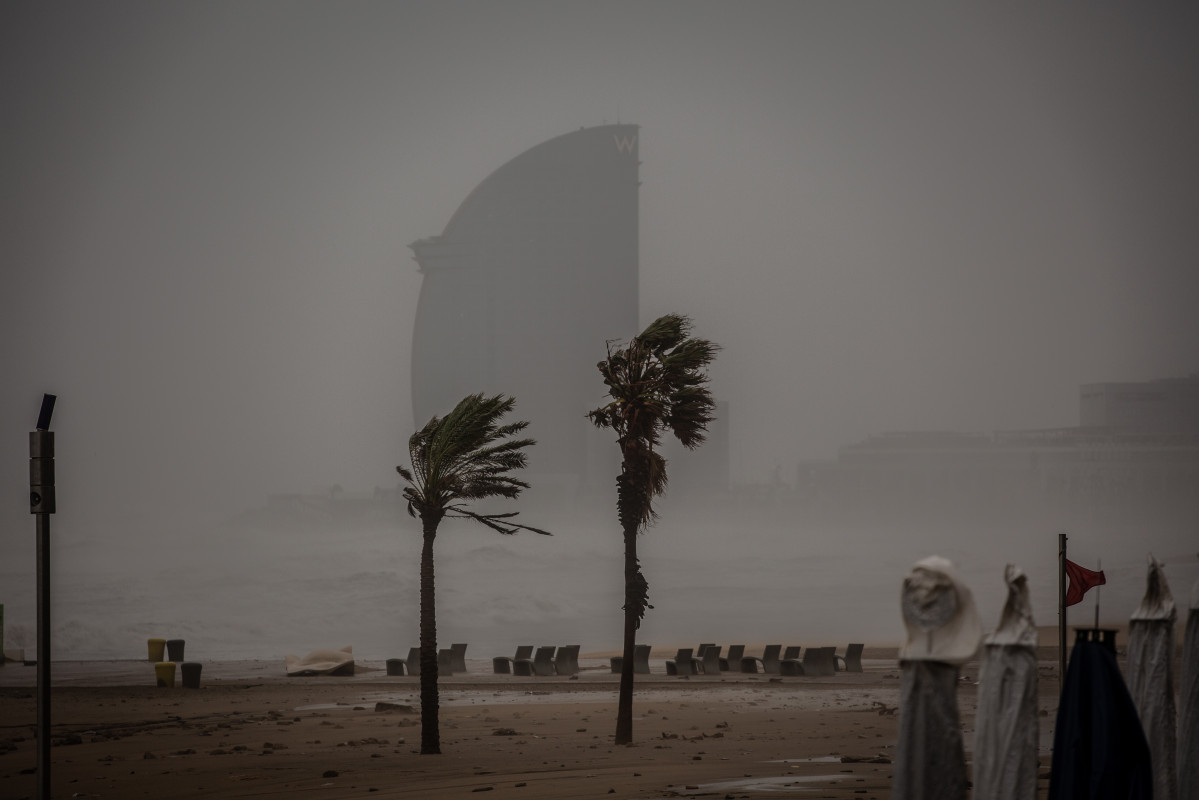 Arquivo - Imaxe da praia da Barceloneta durante o paso da borrasca 'Gloria', ao 21 de xaneiro de 2020.