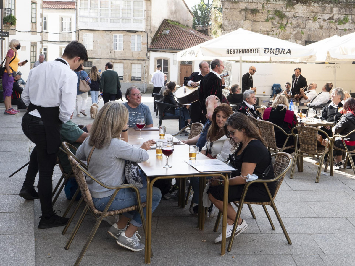 Archivo - Un grupo de turistas consulta una carta en la terraza de un bar en Santiago de Compostela, a 9 de octubre de 2021, en Santiago de Compostela, A Coruña, Galicia (España). Galicia amplía de