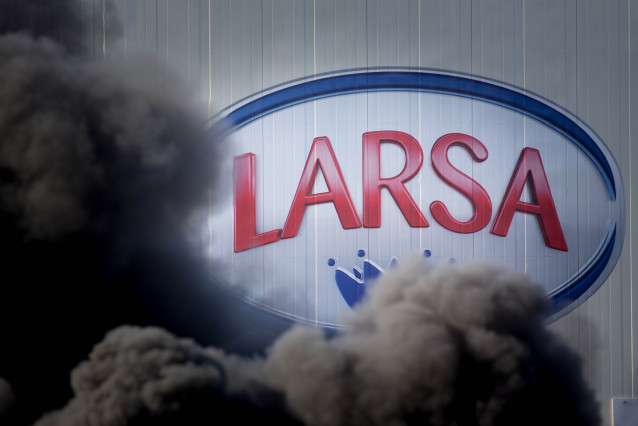 Fume nas inmediacións da planta de Larsa durante unha acción sindical para esixir uns 