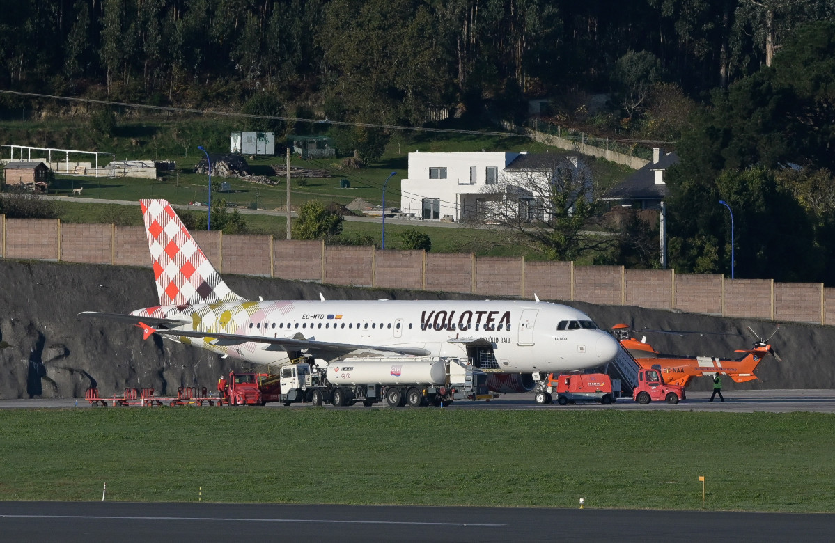 Avión de Volotea que realizou unha aterraxe de emerxencia no aeroporto de Alvedro por unha falsa alarma de bomba
