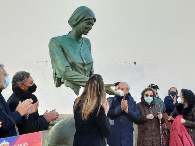 Unha estatua conmemorativa da enfermería na Praza de Ferrol en Lugo.