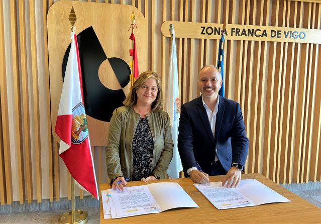 A directora de MUFACE, Myriam Pallarés, e o delegado da Zona Franca de Vigo, David Regades, asinan un contrato de arrendamento para o traslado da oficina delegada desta mutua a Bouzas.