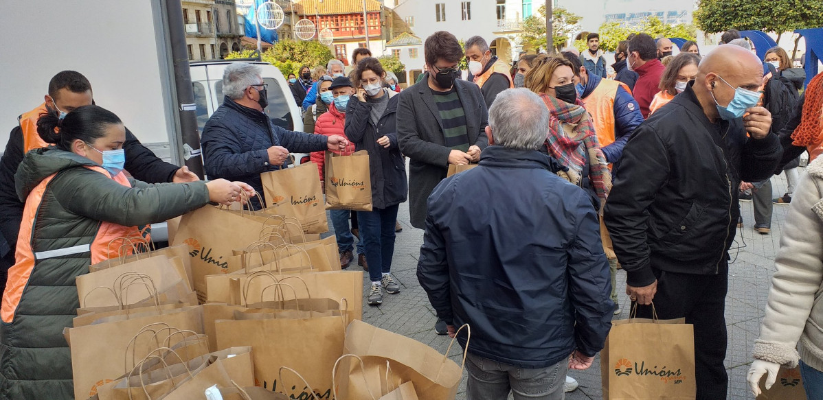 Unions Agrarias repartindo pito gratis en Pontevedra