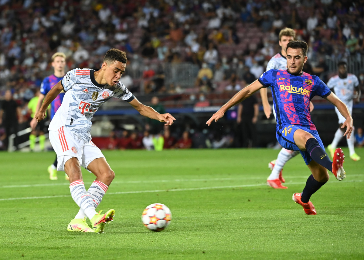 Arquivo - 14 September 2021, Spain, Barcelona: Munich's Jamal Musiala (L) and Barcelona's Eric Garcia battle for the ball during the UEFA Champions League group E soccer match between FC Barcelona and Bayern Munich at Camp Nou Stadium. Photo: Sven Hoppe/d