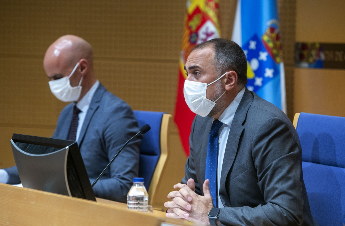 Arquivo - O conselleiro de Sanidade, Julio García Comesaña, acompañado polo secretario xeral técnico, Alberto Fuentes Losada, e o xerente do Sergas, José Flores Arias, informa en roda de pr