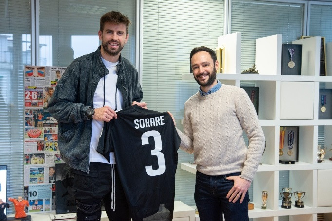 O xogador do FC Barcelona, Gerard Piquei, e o CEO de Sorare, Nicolas Julia, pousando tras o anuncio dun investimento de capital por parte do futbolista cun fondo estadounidense na compañía de fútbol fantasy.