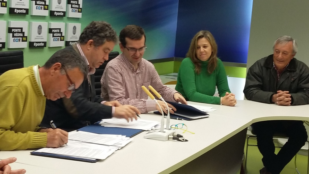 Lores asinando o acordo cos comuneiros da Canicouva en 2015 nunha foto da súa Twitter
